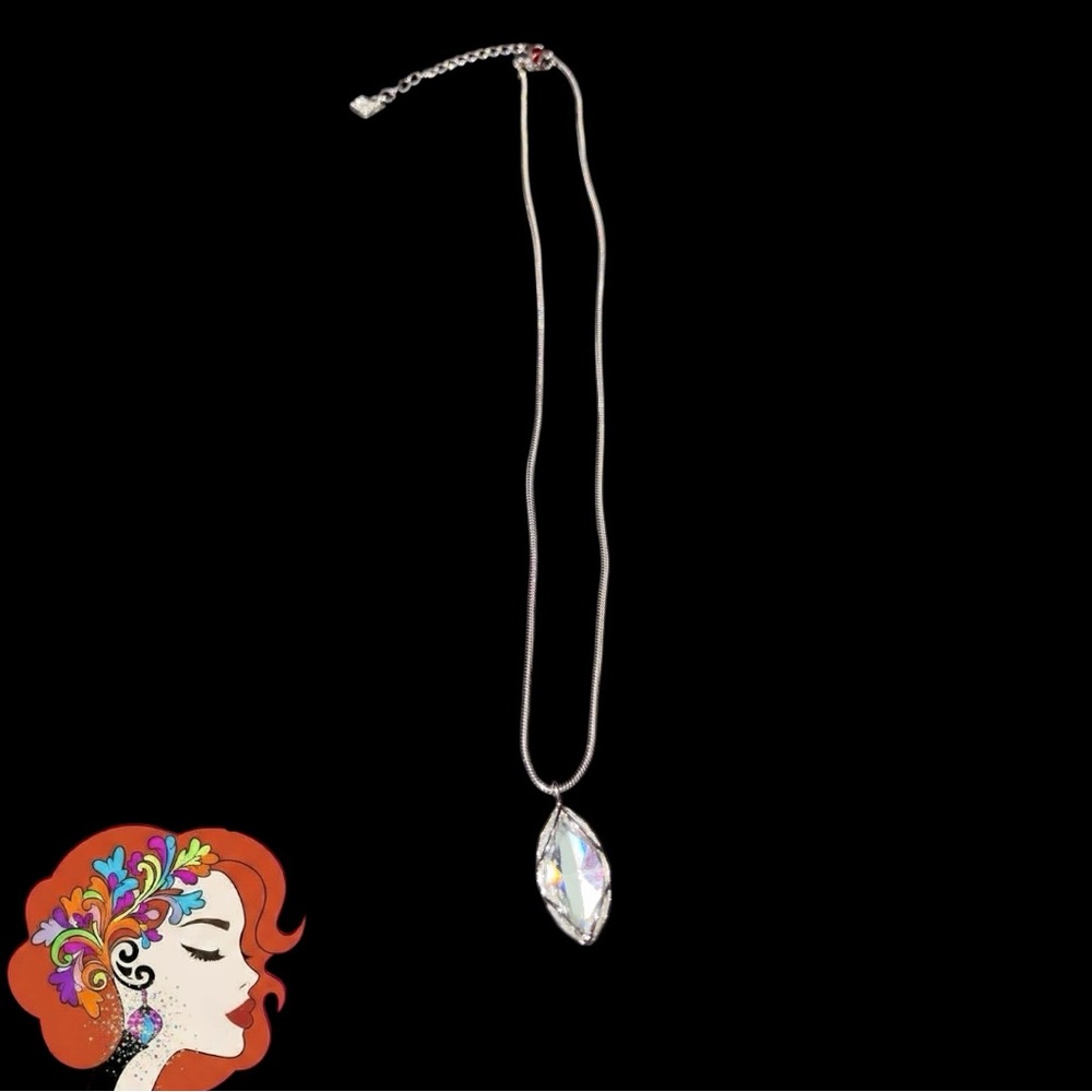 Host Pick ⭐️ Elegant Swarovski Silver Necklace with Crystal Pendant